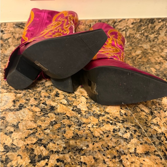 Elegant Fuchsia and Gold Embroidered Women's Heeled Boots - Picture 4 of 4